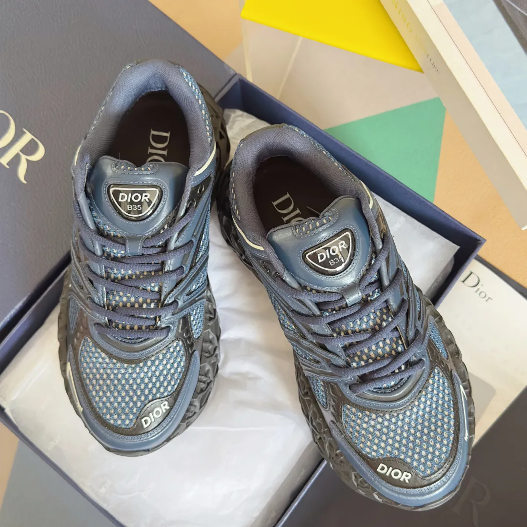 【DIOR】P:800💰 Men's 39-44. (Male 45.46 custom-made) Dior kawa Dior joint 2025ss casual sports shoes‼ ️ Reinterpret running shoes with dior’s haute couture style. b35 is made of fine-textured leather and mesh fabric materials. It can be worn in all seasons, is comfortable and breathable, and has many lines on the shoe body to outline details. It has a full retro three-dimensional feel and can create a casual look all year round!